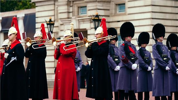 William und Kate gratulieren König Charles zum Geburtstag Die Band of the Household Cavalry spielt „Happy Birthday“ bei der Zeremonie zur Wachablösung im Buckingham Palace in London.