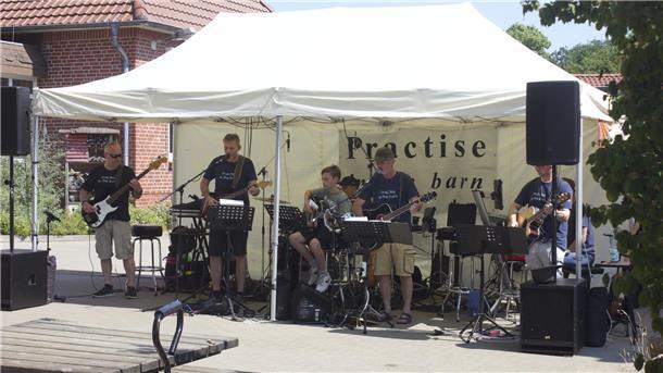 Wilstedter Bürgerfrühstück: Jubiläumssause mit Gästen und Überraschungen Die Band Practise in the Barn.