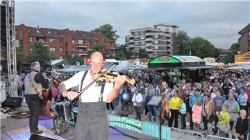 Die Band Störtebeker sorgte auf dem Marktplatz für beste Stimmung.