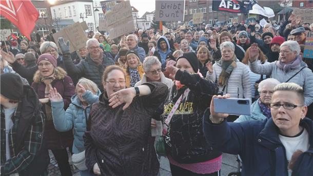 Die Band Ultraviolett sorgt für Volksfeststimmung unter den Demo-Teilnehmern in Nordenham.