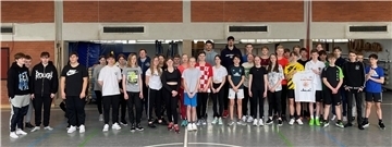 Die Basketball-Profis ragten an der Zinzendorfschule nicht nur wegen ihrer Körpergröße heraus. Auch ihr Können mit dem Ball überzeugte die Jugendlichen.