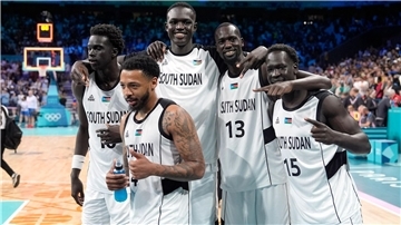 Die Basketballer aus dem Südsudan freuen sich über ihren Premierensieg.