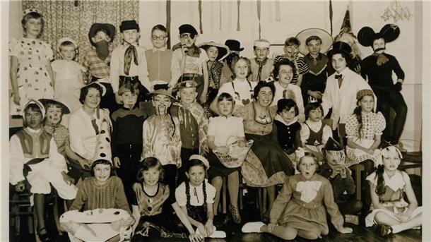 Mit Maske und Pappnase: Karnvelsspaß in Nordenham und Butjadingen Die Bastelgruppe im Kindergarten Einswarden hatte sich 1960 auf den Karneval gut vorbereitet.
