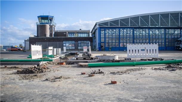Hier wird für Bremerhavens Zukunft gebuddelt Bauarbeiten auf dem ehemaligen Flughafen Luneort