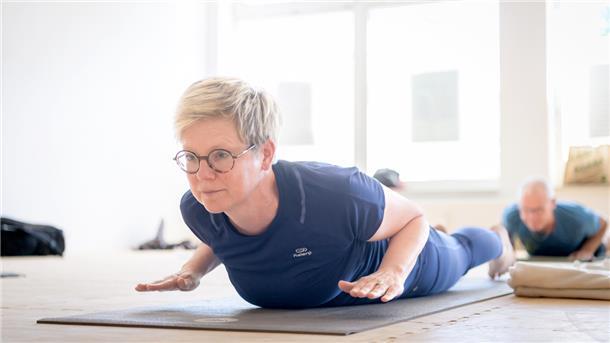 Ute Schröder praktiziert Rücken-Yoga.