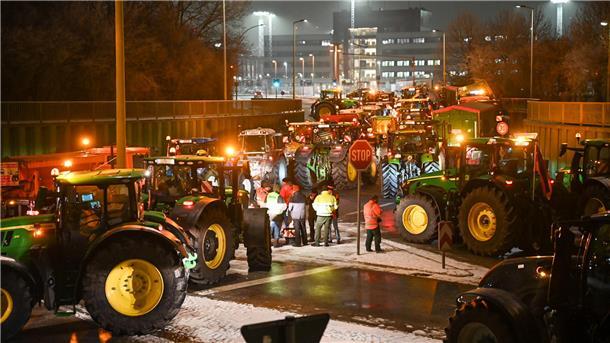 Bauernproteste: Heute Morgen wird der Hafen in Bremerhaven blockiert Die Bauern lassen nicht locker. Heute wird der Hafen in Bremerhaven blockiert. So sah es kurz nach 6 Uhr an der Hafeneinfahrt Weddewarden aus.