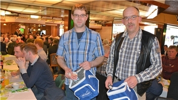 Die Bauern Sven Hillebrand (links) und Volker Peters haben die Protestkaufaktion bei Real aus eigener Tasche vorfinanziert. Nun lassen sie Milram-Taschen rumgehen, und ihre Kollegen spenden eifrig.