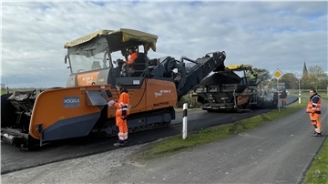 Die Baufirma hat am Montag damit begonnen, die neue Asphaltdeckschicht aufzutragen.