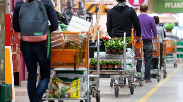 EM-Finale und viel Sonne - davon träumen die Baumärkte 2024 Die Baumarktbranche hofft 2024 auf bessere Geschäfte. Immerhin ein wenig Anlass zur Zuversicht bieten das Absinken der Inflationsrate sowie die Erhöhung der Reallöhne, so ein Branchenvertreter.