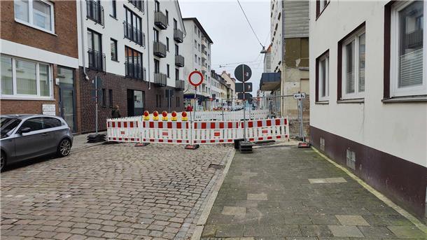 Anwohner sind sauer: Baustelle in Bremerhaven verhindert Müllwagen-Durchfahrt Eine Baustelle wo kein Auto durchfahren kann, ist zu sehen.