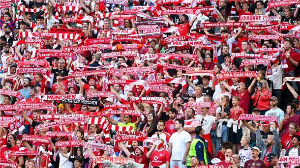 „Neuer Meilenstein“: FC Bayern siegt vor Rekordkulisse Die Bayern-Fans präsentierten ihre Fanschals.