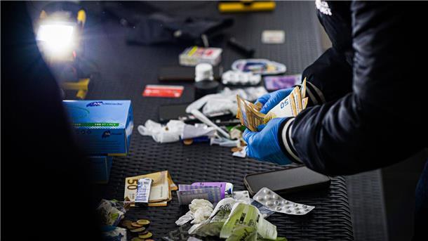 Kontrollen an Hauptbahnhöfen in Bremen und Hannover Die Beamten führten auch Taschenkontrollen durch.