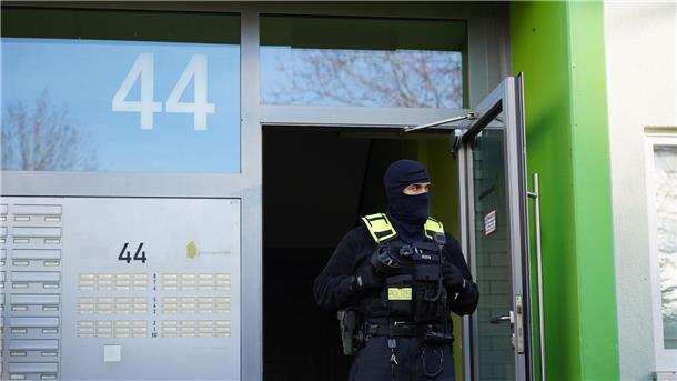 Schlag gegen „Tiktok-Islamisten“ von Muslim Interaktiv Die Beamten sicherten am frühen Morgen Material.