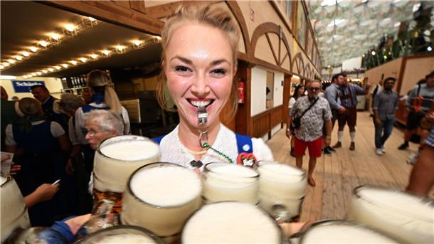 Söder lobt in Lederhose: Wiesn „einfach besser“ als Berlin Die Bedienungen schleppen die Maßkrüge.