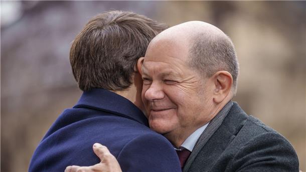 Scholz und Macron beschwören Länder-Freundschaft Die Begegung begann mit einer herzlichen Umarmung: Emmanuel Macron (l) und Olaf Scholz.