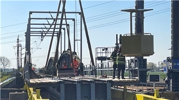 Die Behelfsbrücke über die Hunte wird installiert.