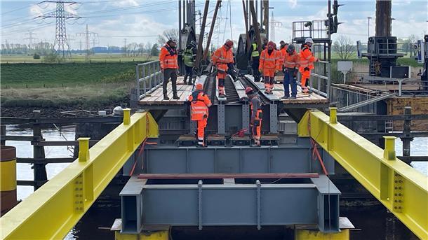 Brücke in Elsfleth wird provisorisch wieder aufgebaut Die Behelfsbrücke über die Hunte wird installiert.