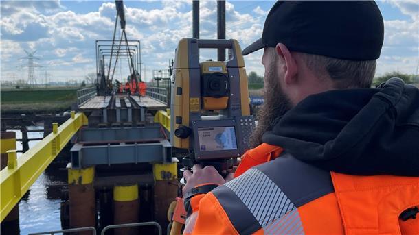 Brücke in Elsfleth wird provisorisch wieder aufgebaut Die Behelfsbrücke über die Hunte wird installiert.