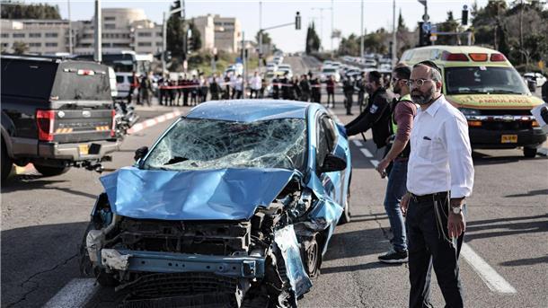 Zwei Tote bei Anschlag mit Auto in Ost-Jerusalem Die Behörden haben Ermittlungen zu dem Auto-Anschlag aufgenommen.