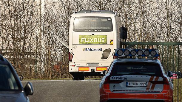 Nach Terrorwarnung: Polizei in Belgien stoppt Flixbus Die Behörden stoppten den Flixbus nahe der Stadt Gent.