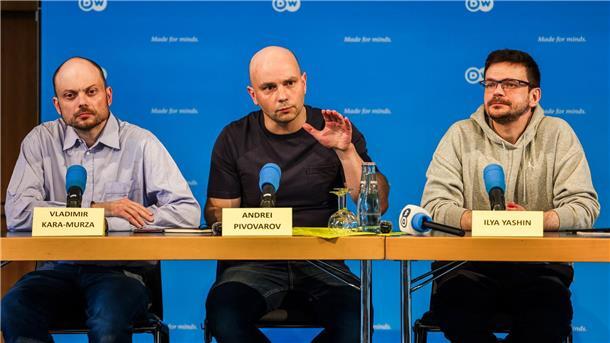 Oppositionelle danken Bundesregierung und USA Die bei dem Gefangenenaustausch freigelassenen Russen betonten, kein Gnadengesuch an Kremlchef Wladimir Putin unterschrieben zu haben.
