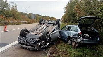 Die beiden an dem Unfall auf der A 27 beteiligten Autos wurden schwer beschädigt. 