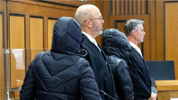 Lehrerinnen nach Tod von Schülerin verurteilt Die beiden Angeklagten und die Rechtsanwälte vor Beginn der Verhandlung im Gerichtssaal.
