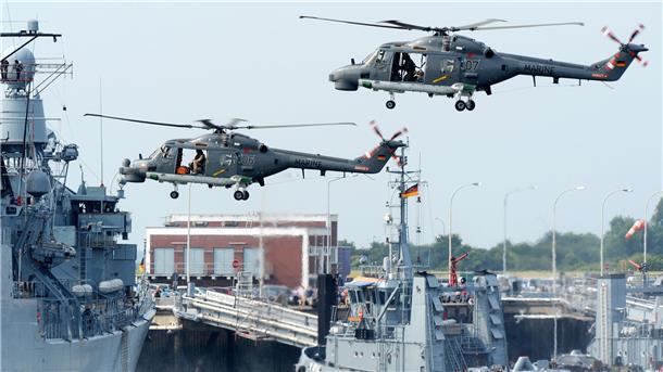 Die beiden Bordhubschrauber vom Typ Sealynx der Fregatte "Bayern" präsentieren sich beim Tag der offenen Tür in Wilhelmshaven.