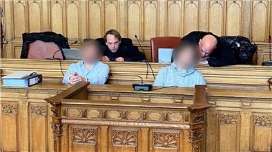 Prozess um Mordversuch: Wegen drohender Panikattacke sagt Opfer per Video aus Die beiden Bremerhavener Angeklagten vor Prozessbeginn mit ihren Strafverteidigern Florian Burgsmüller (hinten links) und Alexander Ukat.
