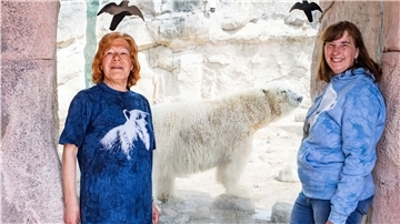 Die beiden Eisbärenfans Ilse Baudy (70) und ihre Freundin Birgit Born (59) waren glücklich, als sie die Eisbärenzwillinge das erst Mal sahen.