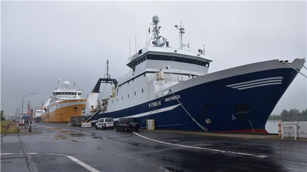 Die beiden Fangschiffe „Lodairo“ (hinten) und „Santa Princesa“ liegen im Bremerhavener Fischereihafen. Weil sie ihre Fangquoten bereits erfüllt haben, werden sie noch wochenlang an der Kaje bleiben müssen.