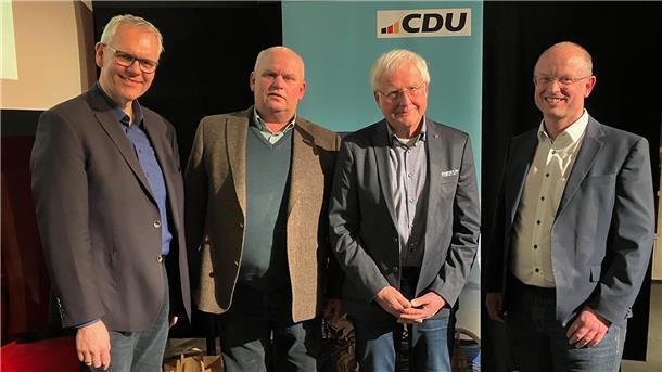 Die beiden Gastgeber Björn Thümler (links) und Hilmer Heineke (rechts) mit Bernd Döhle (Zweiter von links) und Cord Hartjen.