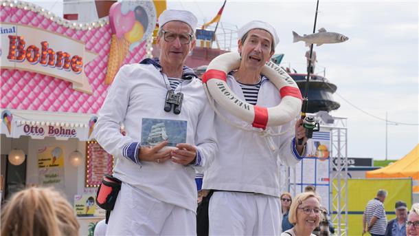 Maritime Tage in Bremerhaven: Das sind die attraktivsten Seeleute auf dem Fest (Fotos) Die beiden Jungs unterhalten in Matrosenanzügen und auf Stelzen die Gäste bei den Maritimen Tagen.