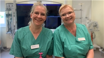 Die beiden kardiologischen Fachassistentinnen Melanie Rada-Stoltz (rechts) und Christine Minssen (links) in dem Herzkatheterlabor der Helios-Klinik Wesermarsch.