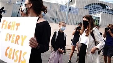 Die beiden Klimaaktivistinnen Greta Thunberg (Mitte) und Luisa Neubauer (rechts) bei einem Protest vor dem Berliner Bundeskanzleramt. Die Corona-Pandemie hat die Klimaproteste von „Fridays for Future“ in diesem Jahr ausgebremst, 2021 sollen die Demonstrationen aber wieder Fahrt aufnehmen.