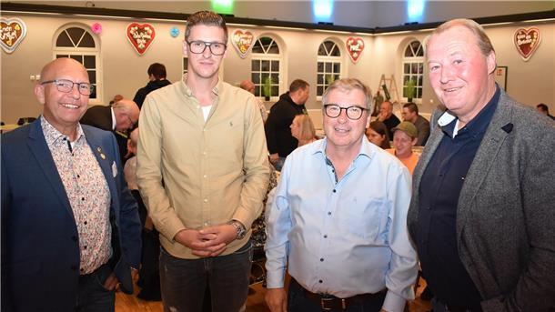 Wird in Rodenkirchen die 200.000-Besucher-Marke geknackt? Die beiden Landesverbandsvorsitzenden Michael Hempen (links) und Rudolf Robrahn (rechts) mit dem neu gewählten Sprecher für den Rodenkircher Markt, Steven von Halle (Zweiter von links), und dem wiedergewählten Sprecher Dietrich Meier.