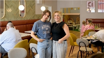 Die beiden Mütter Aylin Pfeil (links) und Isabel Fernandez Breitner haben das neue Café „Kaffeekind“ in Bremerhaven eröffnet.