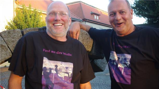 Die beiden Organisatoren des Festes an der Welle, Martin Peters (links) und Eike Rolfs, verstehen und ergänzen sich prächtig. Aber sie stellen auch klar: Ohne die Unterstützung der 20 freiwilligen Helfer wäre das Fest nicht zu stemmen.