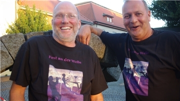 Die beiden Organisatoren des Festes an der Welle, Martin Peters (links) und Eike Rolfs, verstehen und ergänzen sich prächtig. Aber sie stellen auch klar: Ohne die Unterstützung der 20 freiwilligen Helfer wäre das Fest nicht zu stemmen.