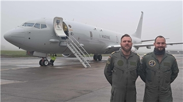 Die Piloten Fregattenkapitän Daniel P. (l.) und Kapitänleutnant Daniel H. sind die neue P-8A Poseidon von den USA nach Nordholz geflogen.