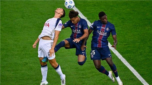 Die beiden PSG-Spieler Desire Doué (M) und Nuno Mendes bedrängen Tottenhams Joao Palhinha (l). Palhinha kam in diesem Sommer vom FC Bayern München.
