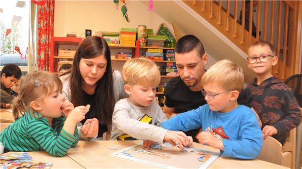 Die beiden Spanier Laura Huélamo und Alberto Cubria arbeiten seit dem Frühjahr als Sozialpädagogische Assistenten in Nordenhamer Kindergärten. Sie haben eine qualifizierte Arbeit gesucht, die Stadt Nordenham brauchte dringend Personal für seine Kitas. Das hat gepasst.
