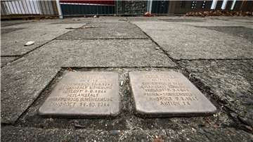 Die beiden Stolpersteine zum Gedenken an Opfer des Nationalsozialismus erinnern an der Spadener Straße an Anna und August Golla. Foto Scheschonka