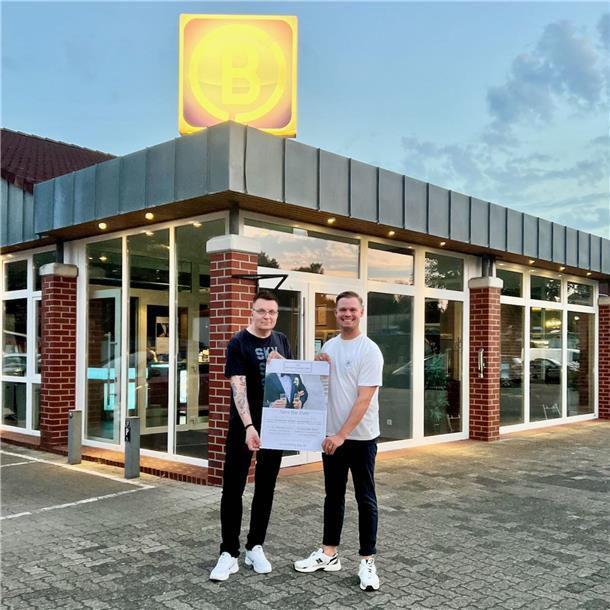 Die beiden Veranstalter Marius Beer-Morck (rechts) und Marcel Scherb bringen Romantik nach Bremerhaven.