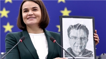 Die belarussische Oppositionsführerin Swetlana Tichanowskaja zeigt ein Bild von Andrzej Poczobut. 