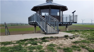 Die Beliebtheit des Vogelbeobachtungsturms im Deich bei Dorum-Neufeld zeigt deutliche Spuren - auch außerhalb der gepflasterten Deichkrone.