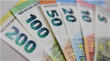 Banknoten liegen aufgefächert auf einem Tisch. 