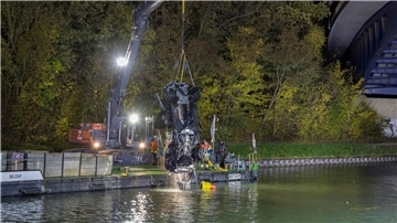 Drei Tote im Kanal – Leichenschau soll Klarheit bringen Die Bergung war laut Feuerwehr kompliziert.