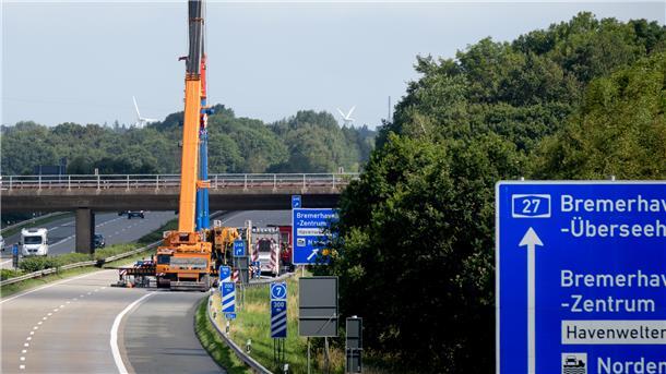 Die Bergungsarbeiten auf der A27 vor der Abfahrt Bremerhaven-Mitte in Richtung Cuxhaven gingen schneller als gedacht: Die Strecke ist nicht mehr gesperrt.