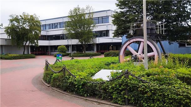 Berufsbildende Schulen Wesermarsch krempeln den Unterricht um Gebäude und Hof der Berufsbildenden Schulen Wesermarsch in Brake